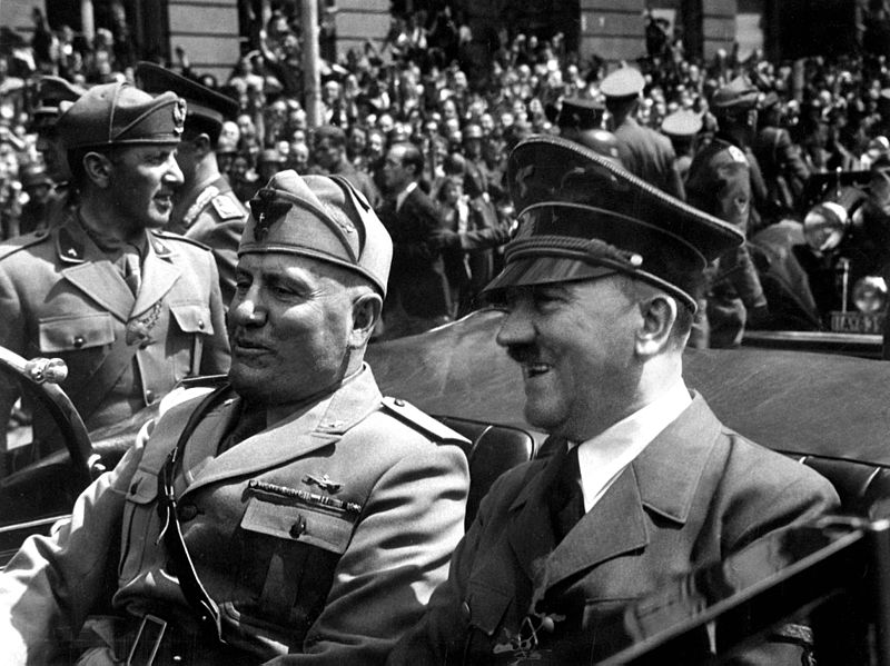 Benito Mussolin (left) and Adolf Hitler (right) in 1940.